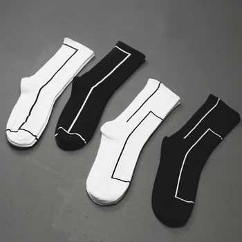  2020 Nove muške i ženske personalizirane modni linearni sportske čarape pamučne prozračna впитывающие znoj crno-bijele prugaste čarape-cijev